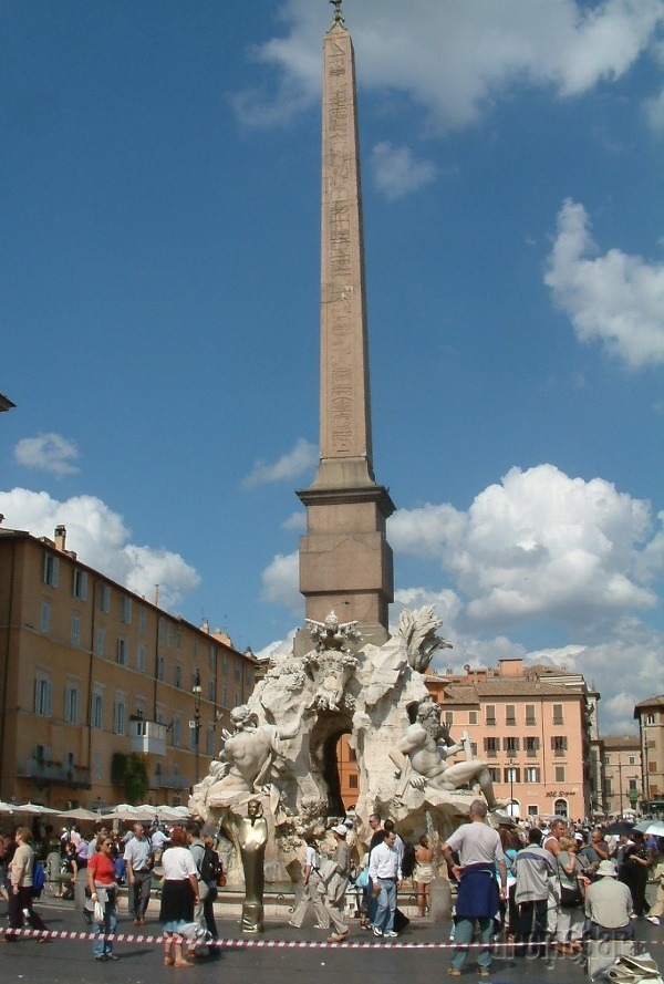 Fontána štyroch riek, Piazza