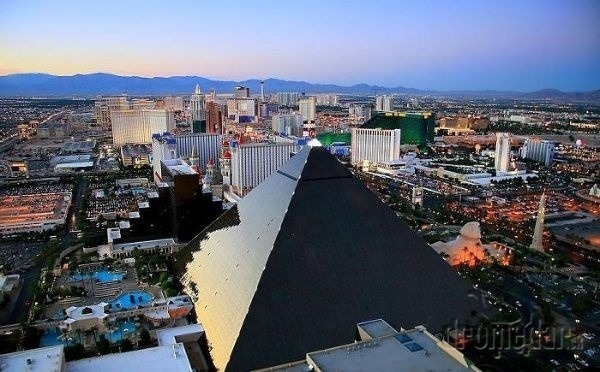 Panoráma Las Vegas s hotelovým komplexom Luxor.