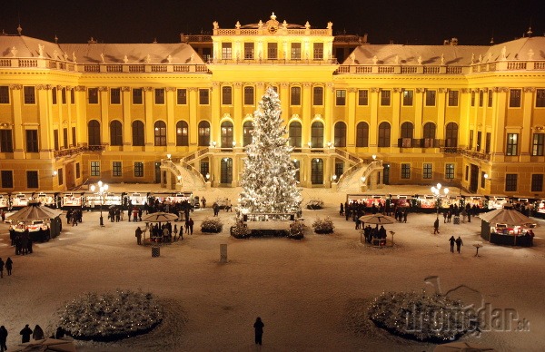 Vianočné trhy pred zámkom Schönbrunn, Viedeň, Rakúsko