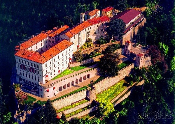 Castel Brando, Taliansko