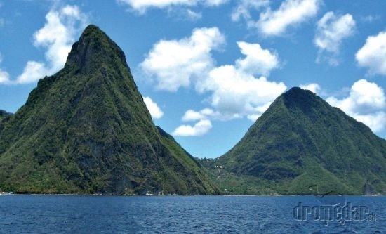 Veľký a Malý Piton, dva monumentálne sopečné vrcholy Sv. Lucie. 
