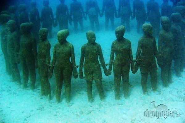 Podmorské sochy neďaleko brehov