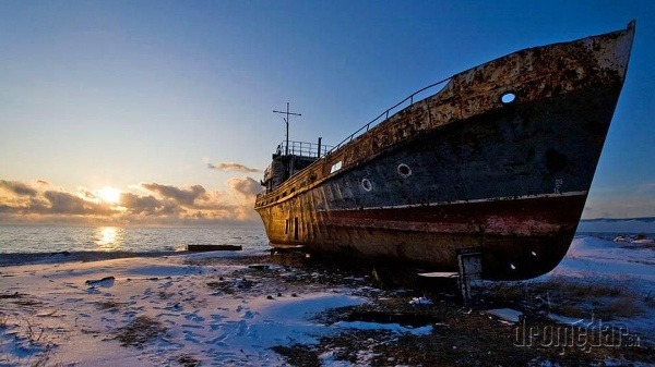 Stará loď na brehu
