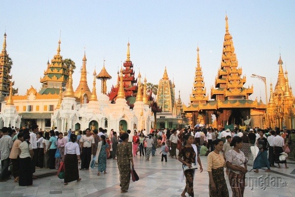 Prehliadku pagody musia turisti