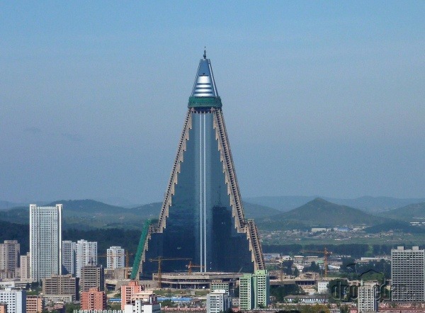 Kórejský hotel Ryugyong dostal po 20 rokoch sklenený plášť, Severná Kórea 