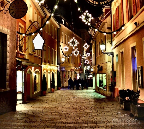 Nedaľeko bratislavy sa v mestečku Baden koná beh čertov. Ide skutočne o strašidelnú tradíciu. Adventné trhy Dolného Rakúska