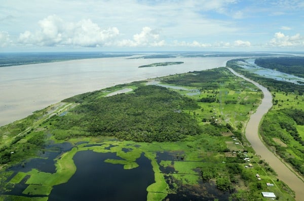 Tepnou Amazonského pralesa je veľtok Amazonky, rieky, ktorá má v ústí šírku 240 kilometrov.