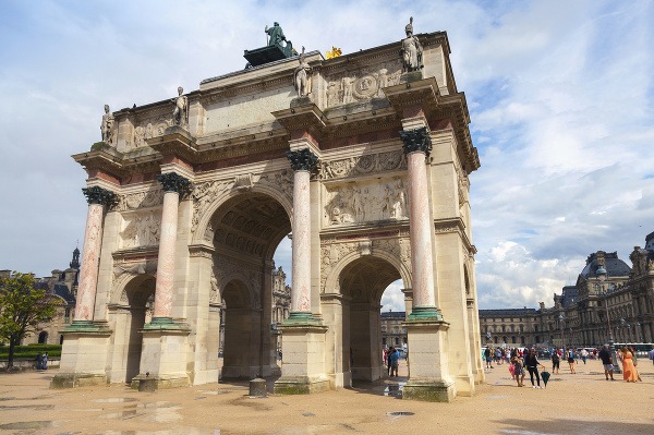 Malý víťazný oblúk pred múzeom Louvre, Paríž, Francúzsko