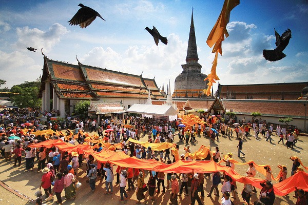 Budhistická procesia chrámom Wat