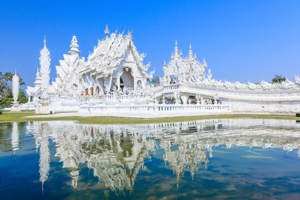 Snehobiely rozprávkový chrám Wat