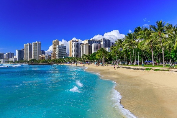 Toto je pláž Waikiki v Honolulu – úzka, s dovezeným pieskom, ale legendárna.