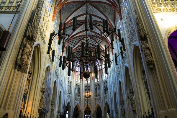 Interiér gotickej katedrály sv.