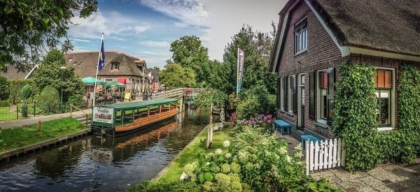 Holandská dedina Giethoorn je
