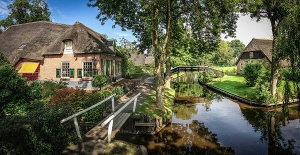 Holandská dedina Giethoorn je