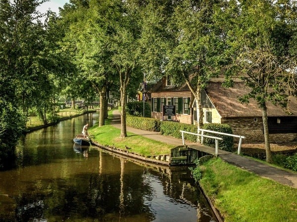 Holandská dedina Giethoorn je