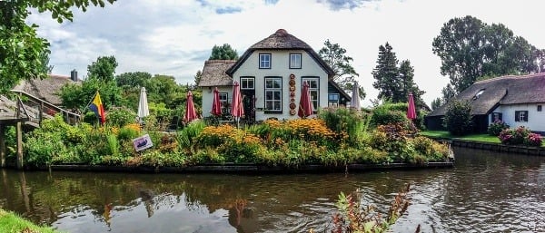Holandská dedina Giethoorn je
