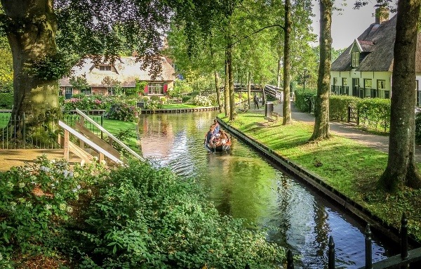 Holandská dedina Giethoorn je