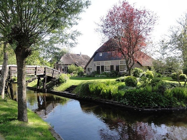 Holandská dedina Giethoorn je