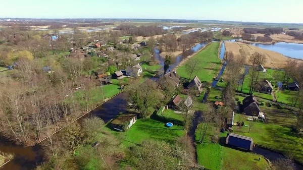 Holandská dedina Giethoorn je