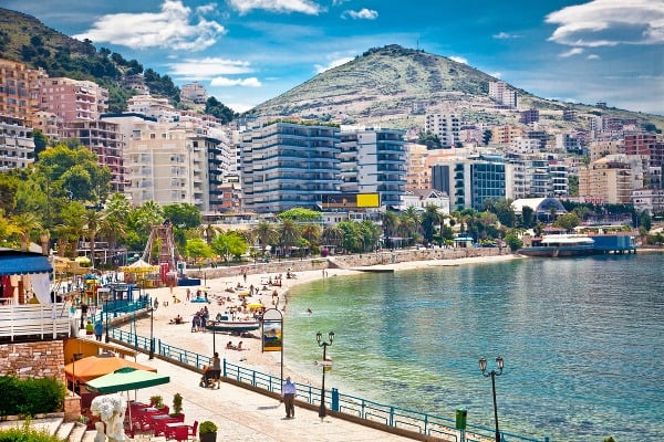 Promenáda v letovisku Sarandë