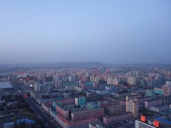 Panoráma Pchjongjangu s farebnými
