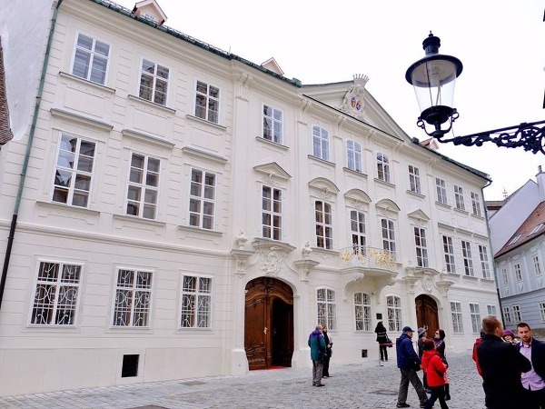 Mirbachov palác je zreštaurovaný podľa pôvodnej architektúry z 18. storočia