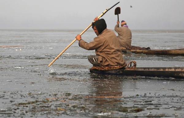 Kašmírsky rybár rozbíja ľad