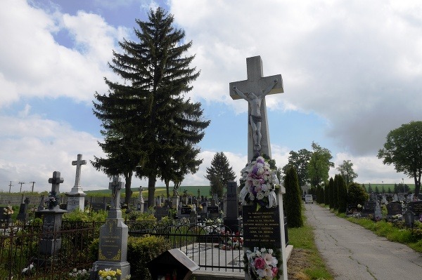Kríž na cintoríne s