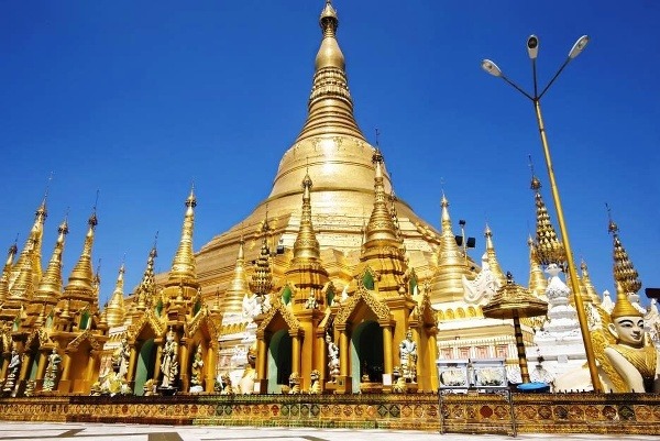 Okolo hlavnej zlatej pagody