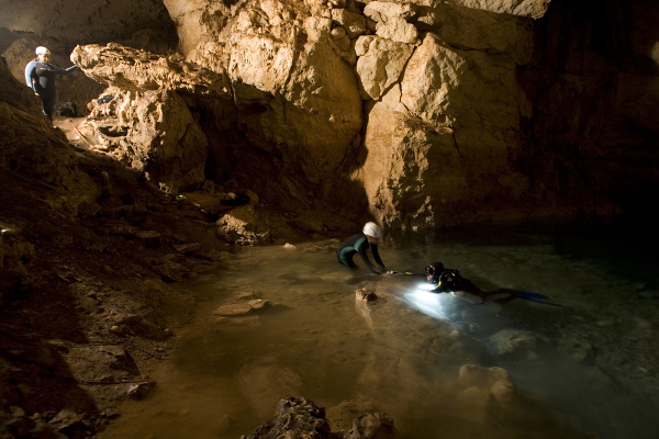 Podzemné jazierko v jaskyni.