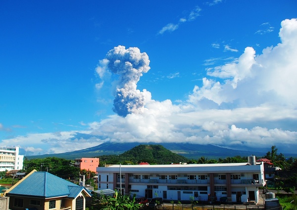 Filipínska sopka Mayon chrlí