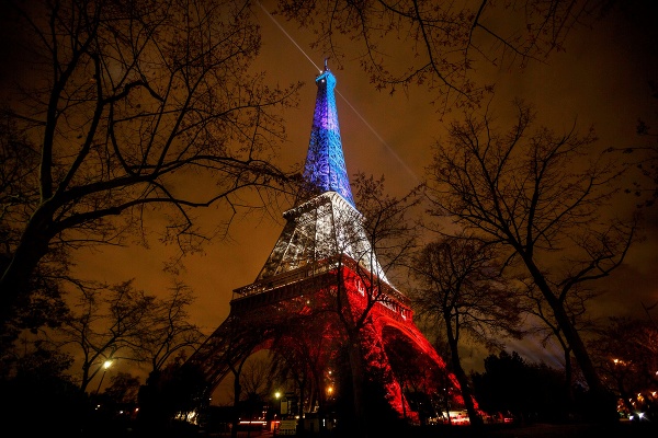 Eiffelova veža osvetlená francúzskymi