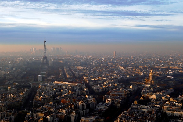Panoráma Paríža zahalená smogom