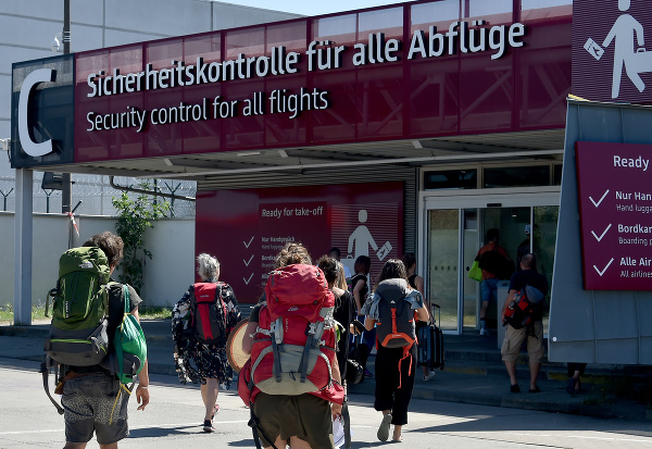Pasažieri prichádzajú na berlínske