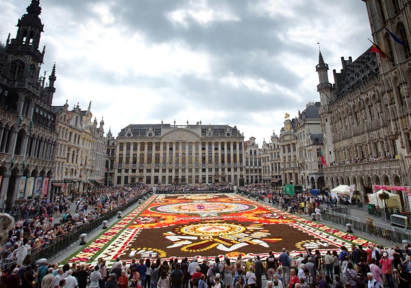 Brusel zdobí obrovský kvetinový