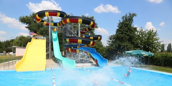 Kvalitné aquaparky na Slovensku s termálnou vodou nahrádzajú aj pobyt pri mori. Zdroj: Archív Wellness hotel Patince