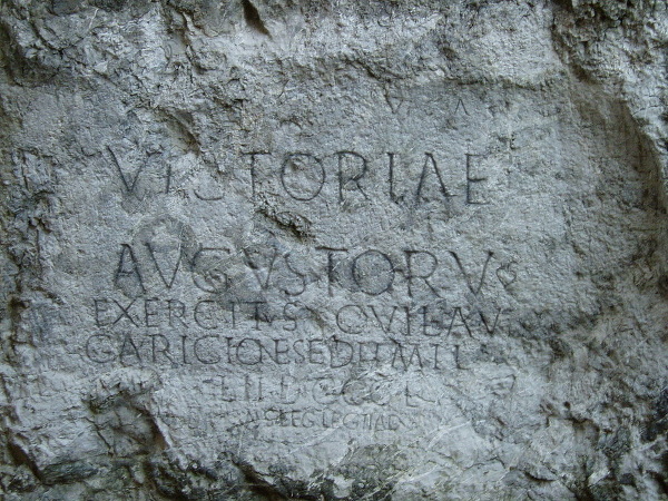Rímsky nápis na skale