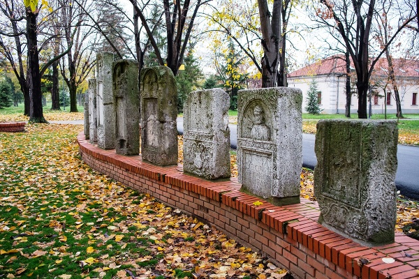 Staré rímske náhrobky v areáli Nišskej pevnosti