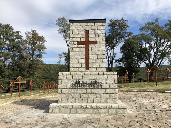 Pamätník s krížmi vo