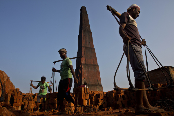 Indickí robotníci nosia tehly
