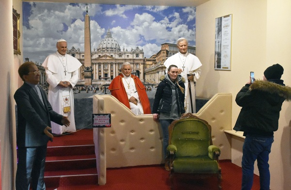 Voskové figuríny pápežov Františka,
