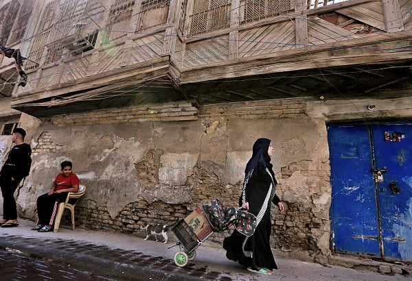 Iračanka kráča chudobnou štvrťou