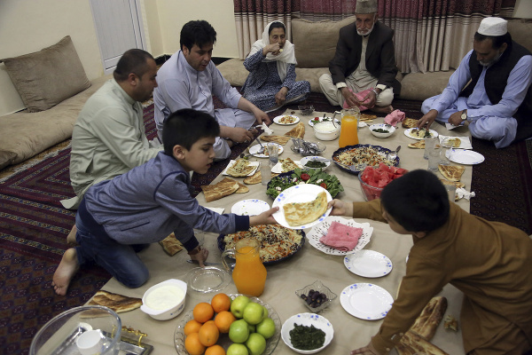 Tradičné spoločné stolovanie afgánskej