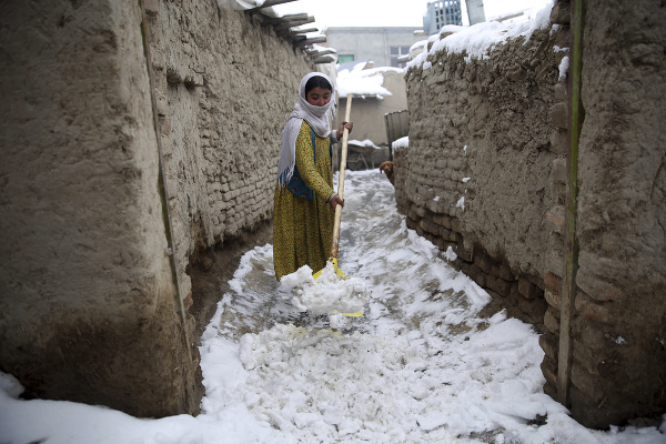 Mladá Afgánka čistí chodník