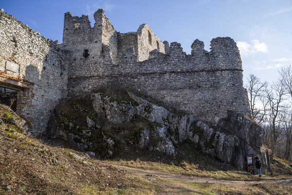 Na snímke zrúcanina hradu