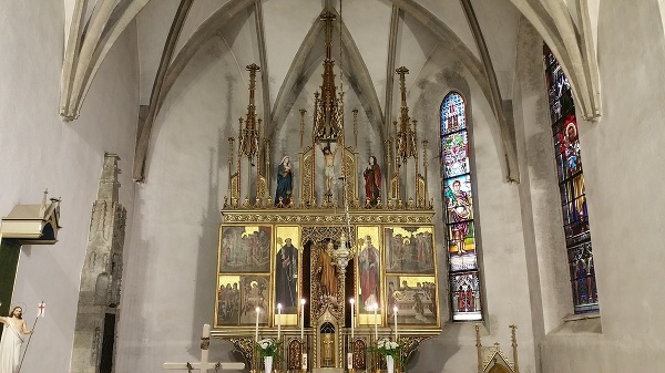 Oltár a interiér kostola