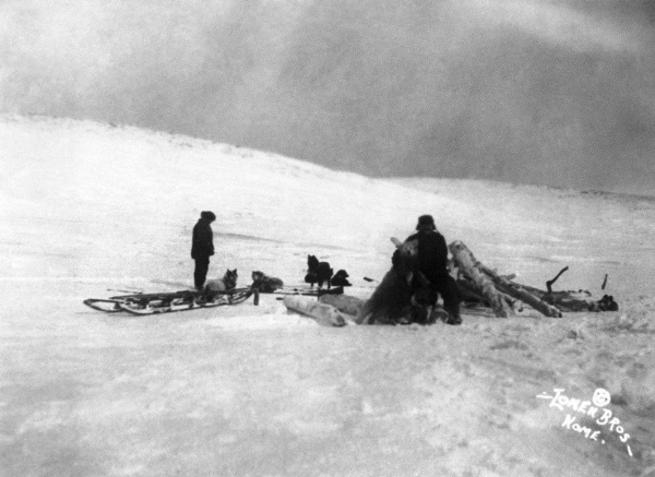 Roald Amundsen dobyl Južný