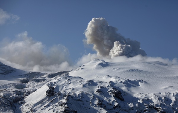Oblak vulkanického popola nad