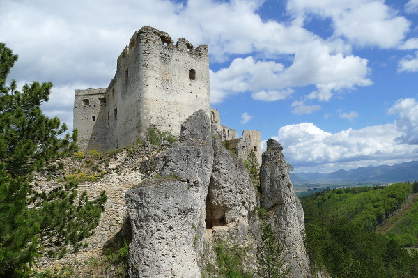 Zrúcanina Lietavského hradu neďaleko