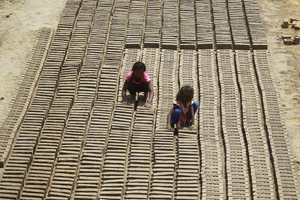 Deti pracujúce v tehlárni